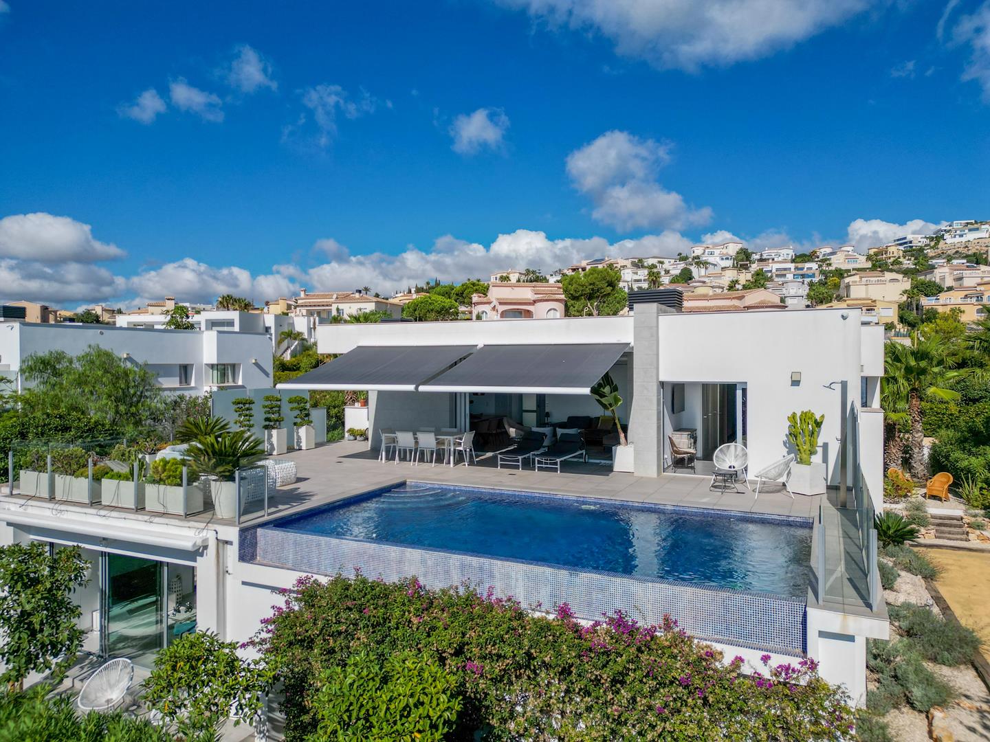 Moderne villa med panoramautsikt og privat basseng