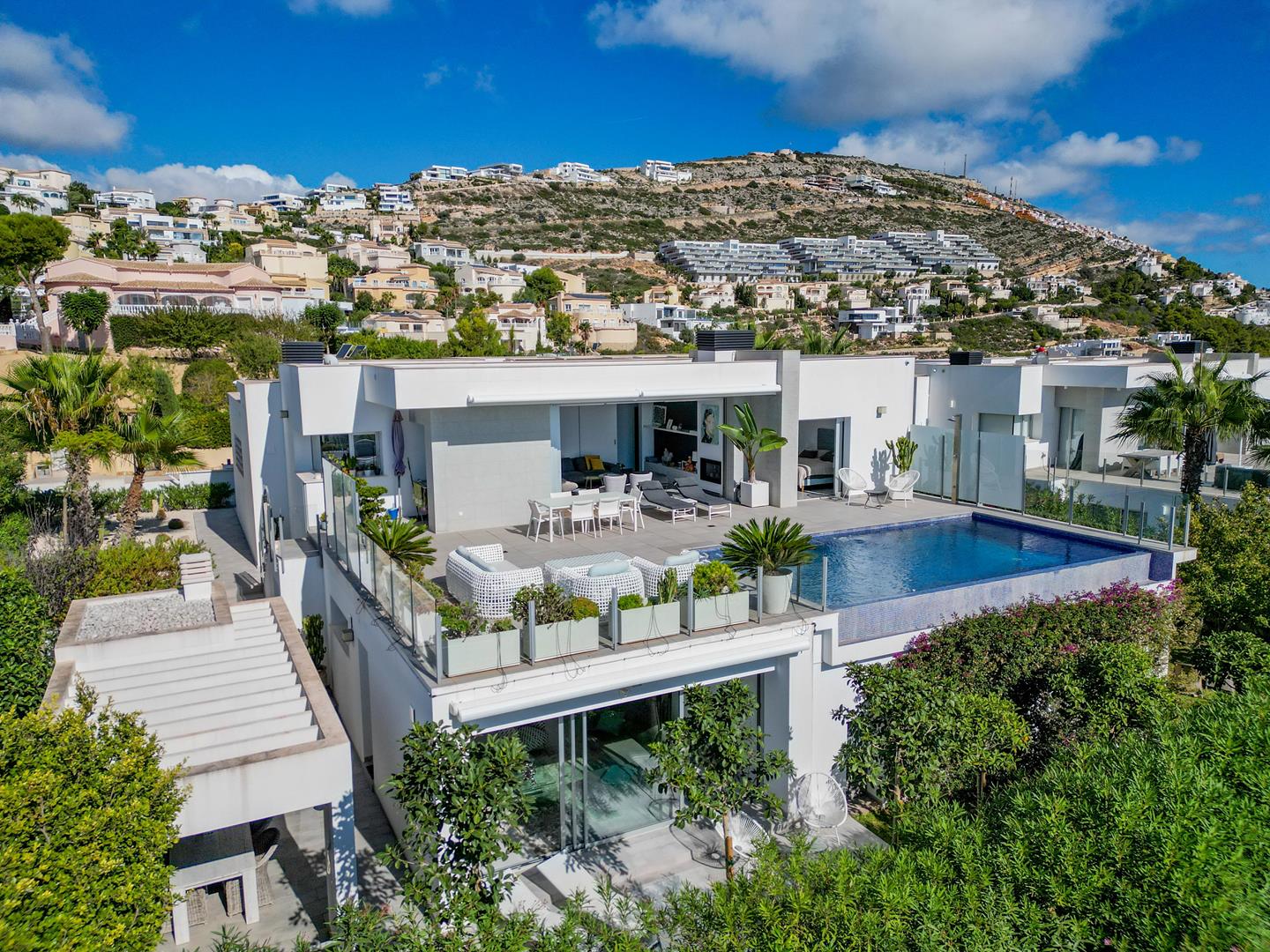Moderne villa med panoramautsikt og privat basseng