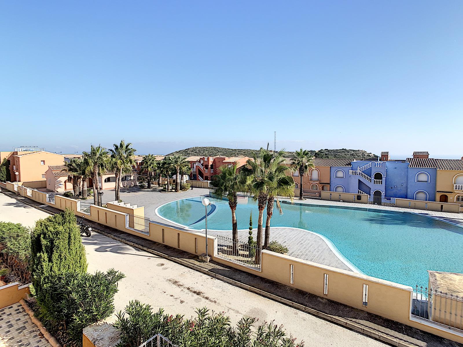 Villa met gemeenschappelijk zwembad en uitzicht op zee