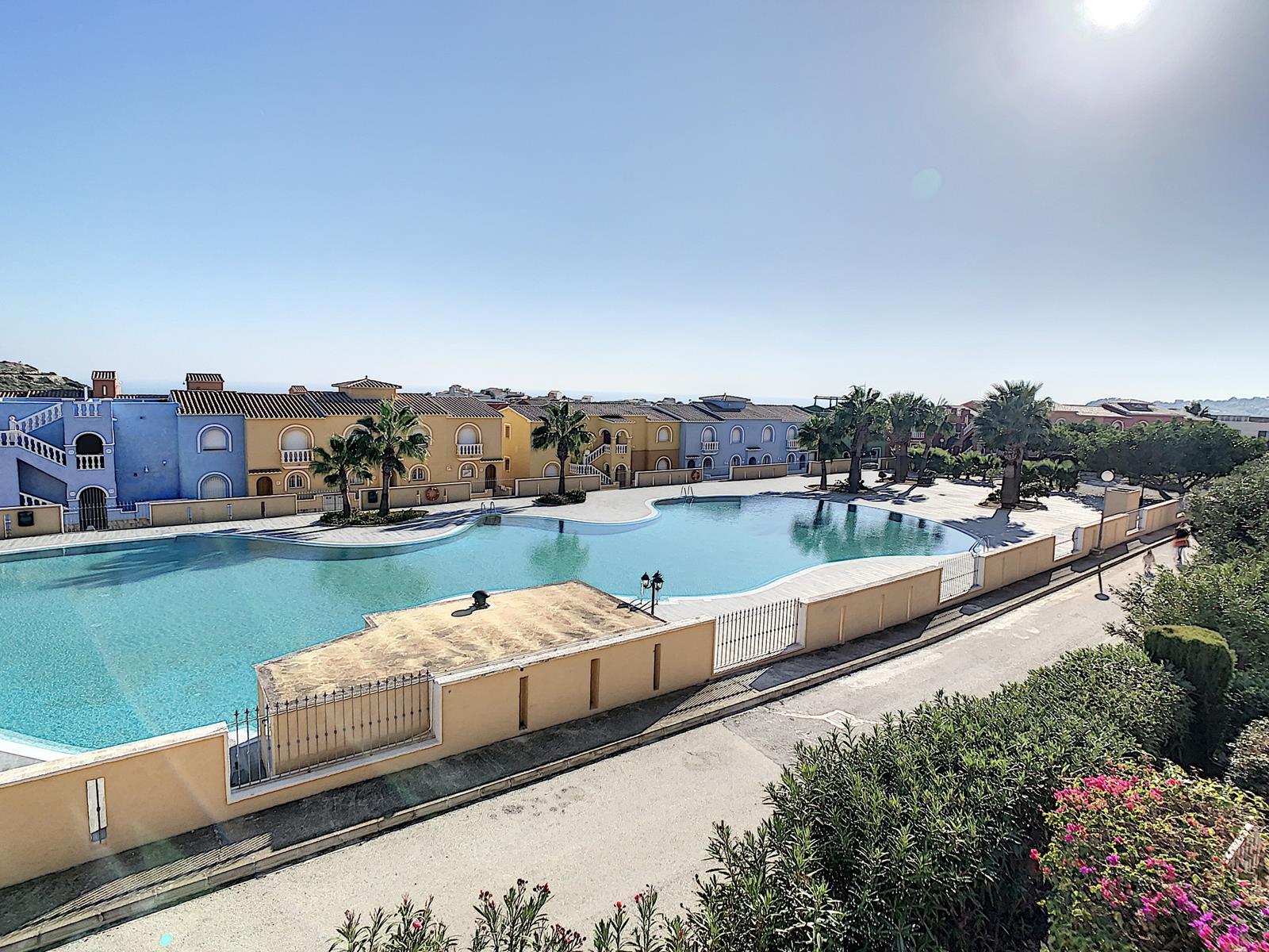 Villa met gemeenschappelijk zwembad en uitzicht op zee