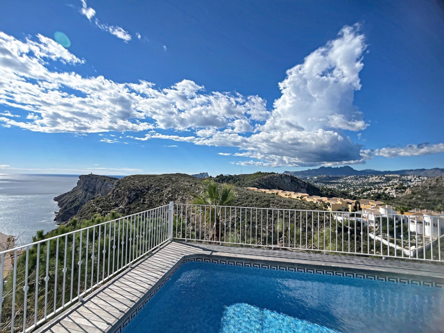 Renovert villa med panoramautsikt og privat basseng