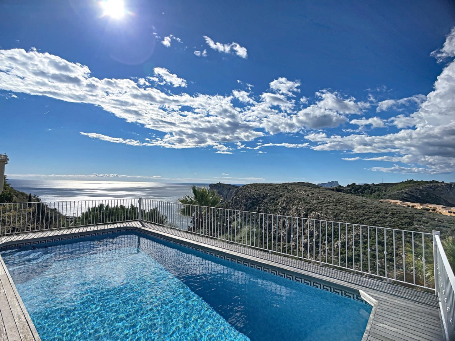 Renovert villa med panoramautsikt og privat basseng