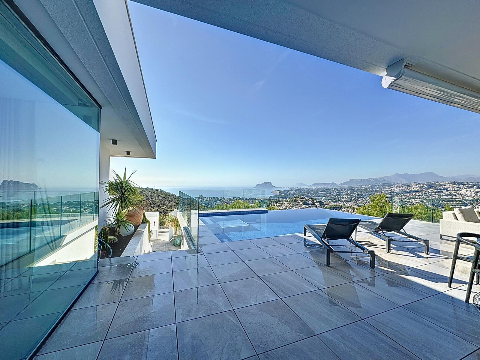 Cumbre del Sol, moderne luxe villa te koop