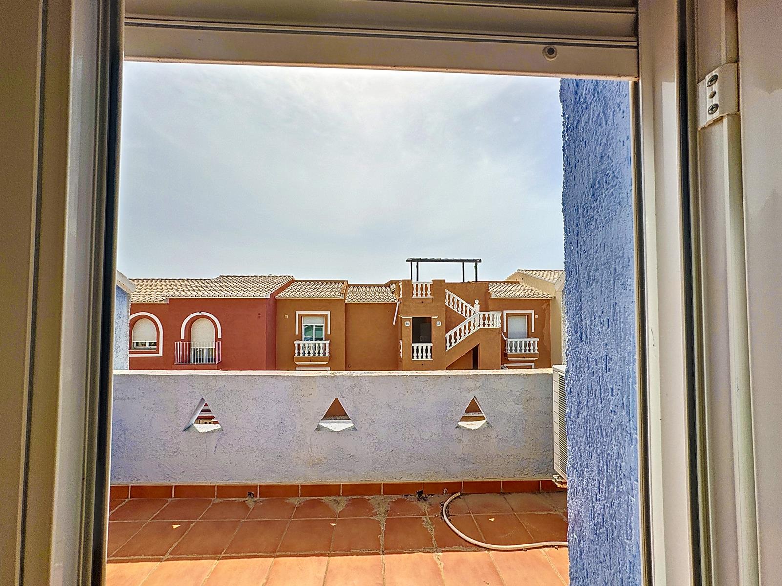 Двухуровневая квартира на Кумбре дель Соль с садом