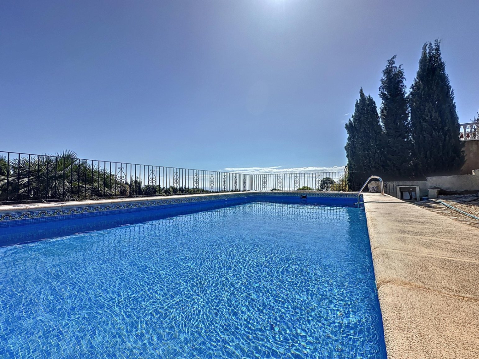 Villa Cumbre del Sol da ristrutturare con vista mare e piscina
