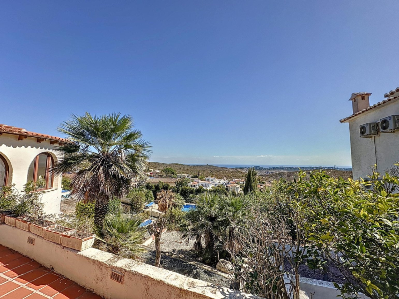 Te renoveren villa Cumbre del Sol met uitzicht op zee en zwembad