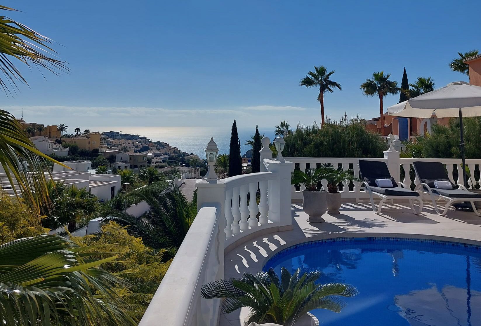 Вилла на Кумбре дель Соль с видом на море и частным бассейном