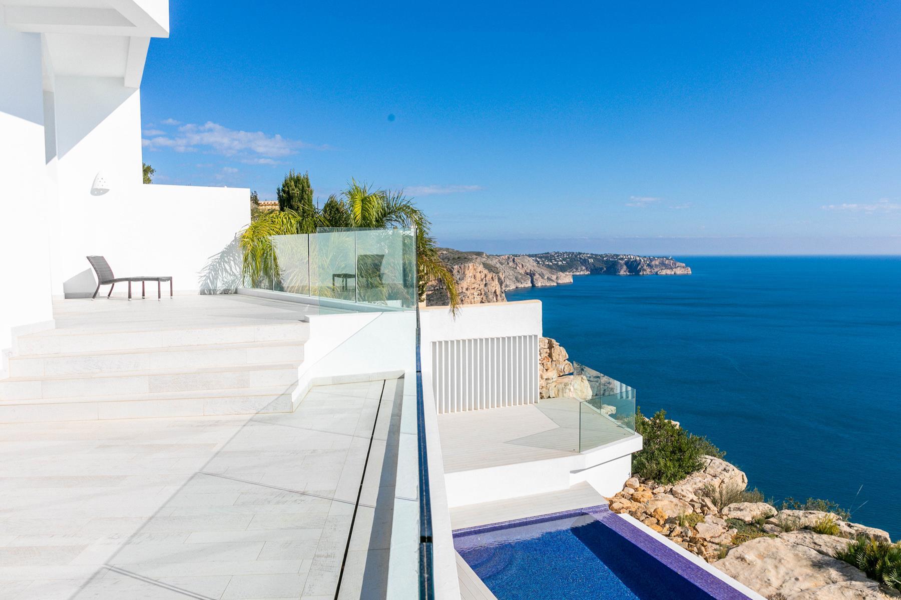 Luxury villa on the front line of the cliffs
