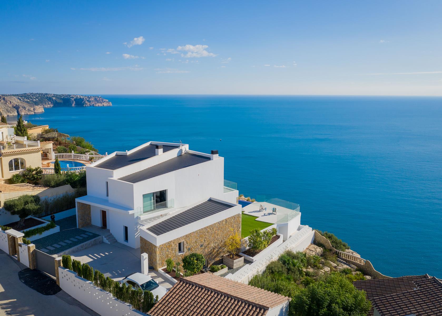 Luxury villa on the front line of the cliffs
