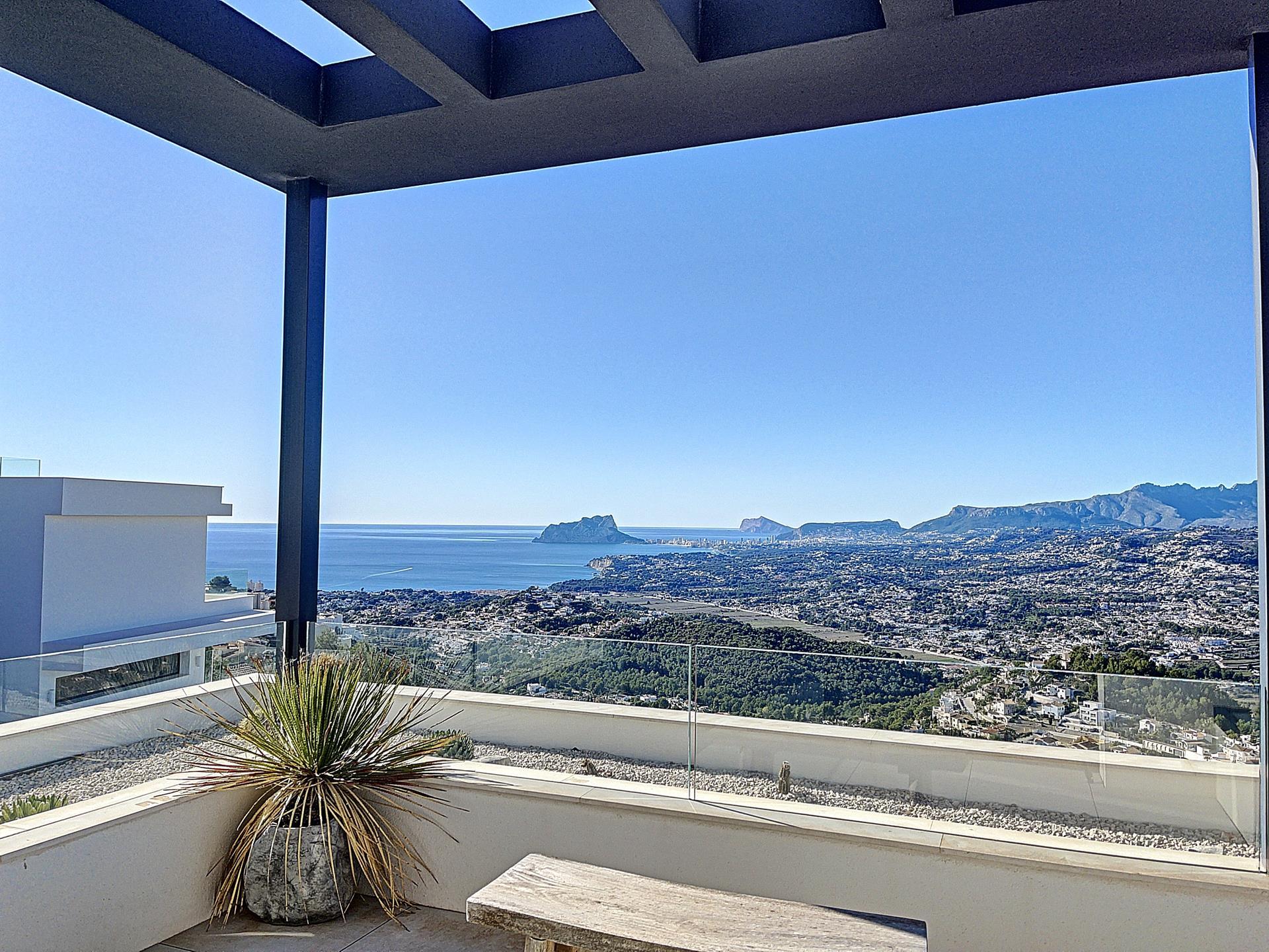 Luxury villa with stunning sea views