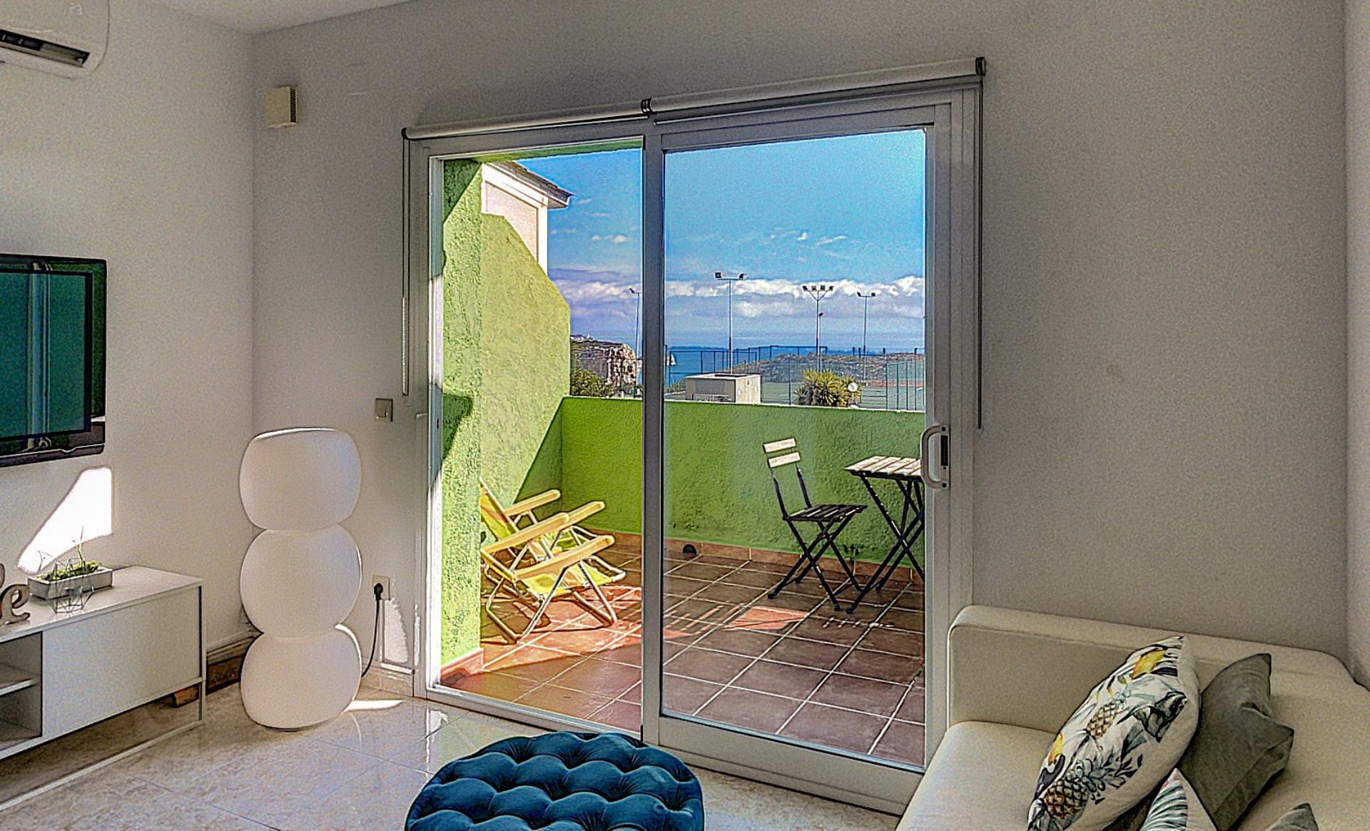 Dieses Apartment mit Meerblick bietet eine Sonnenterrasse.