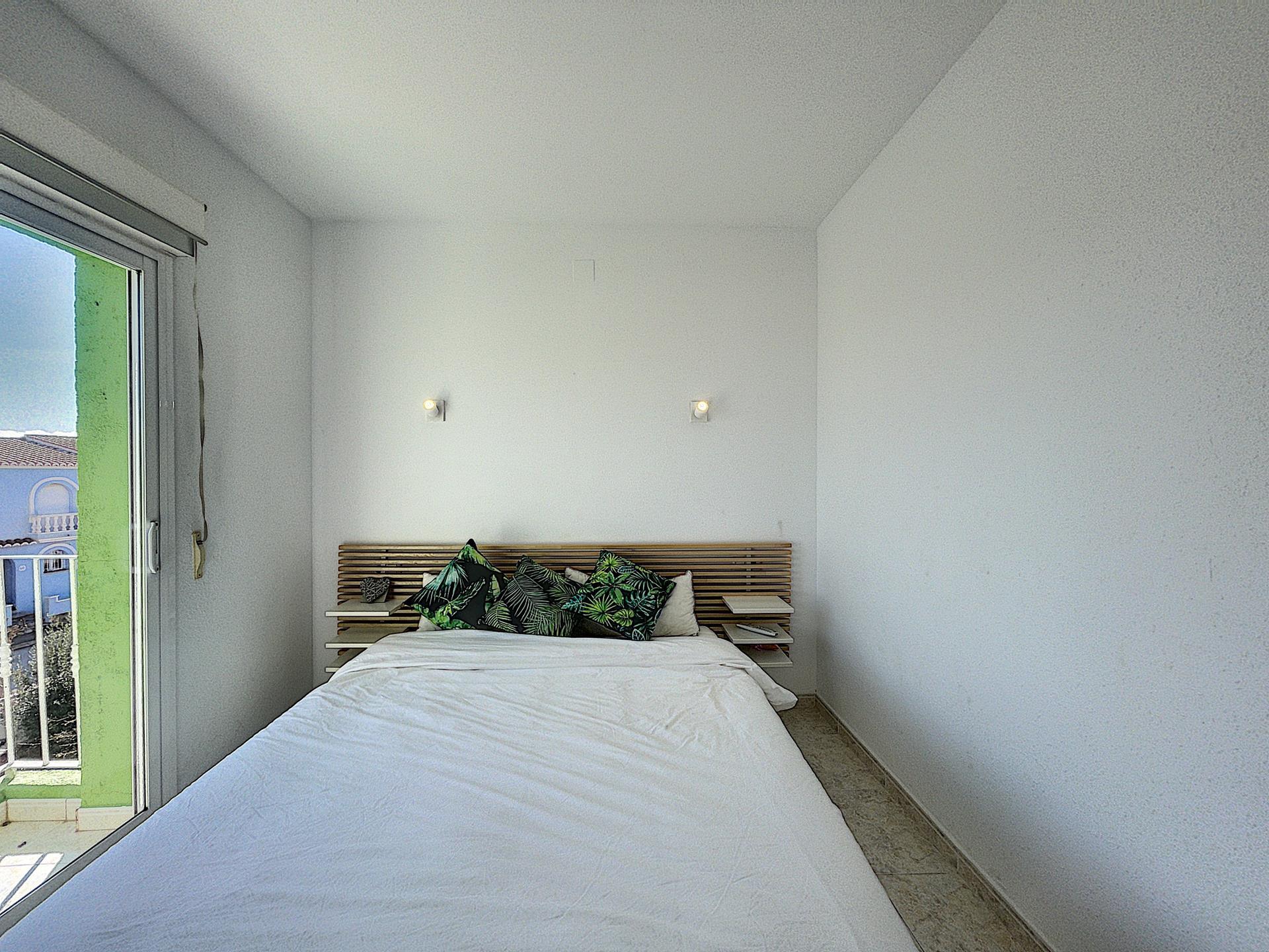 Dieses Apartment mit Meerblick bietet eine Sonnenterrasse.