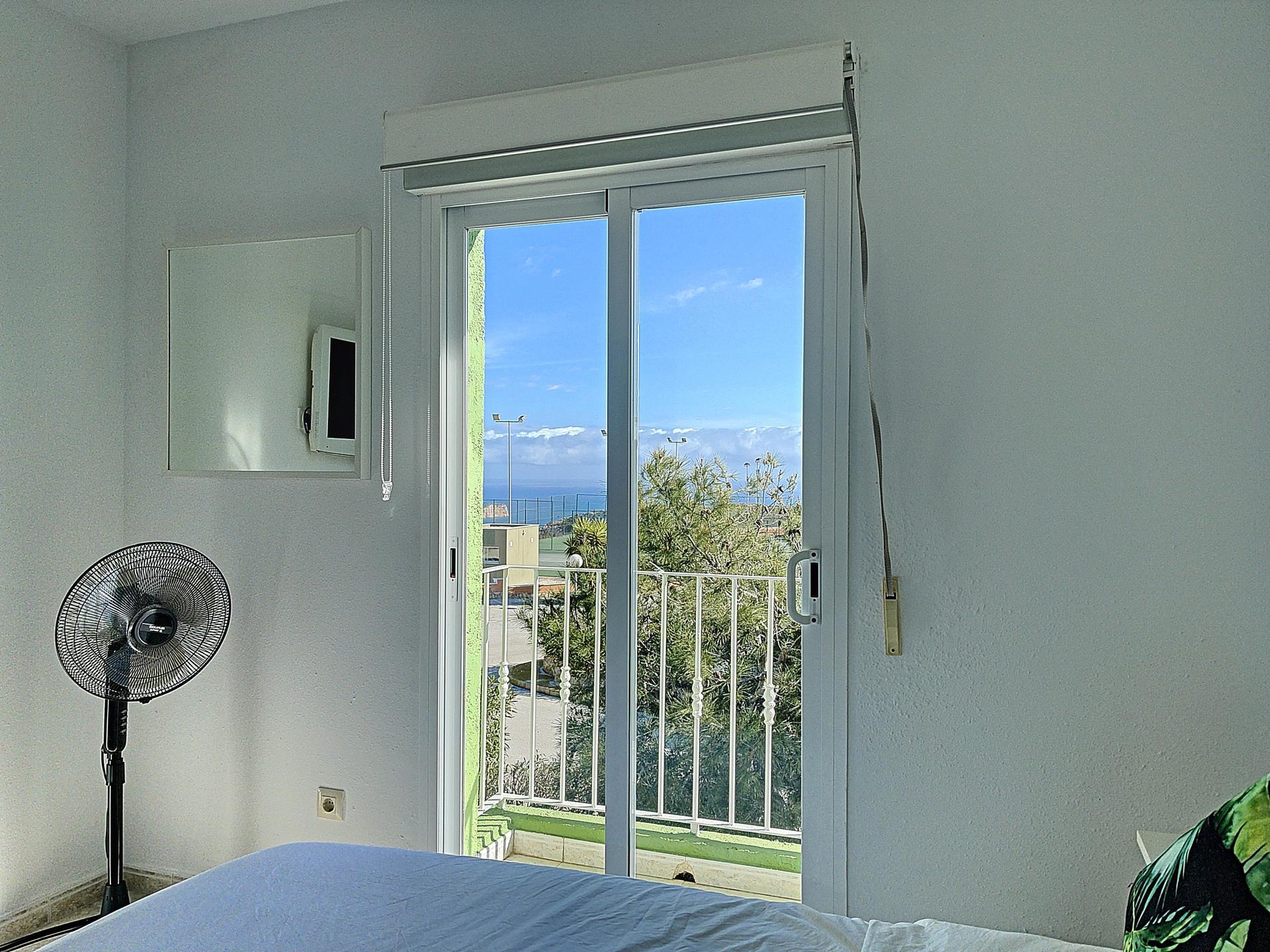 Offrant une vue sur la mer, cet appartement dispose d’une terrasse ensoleillée
