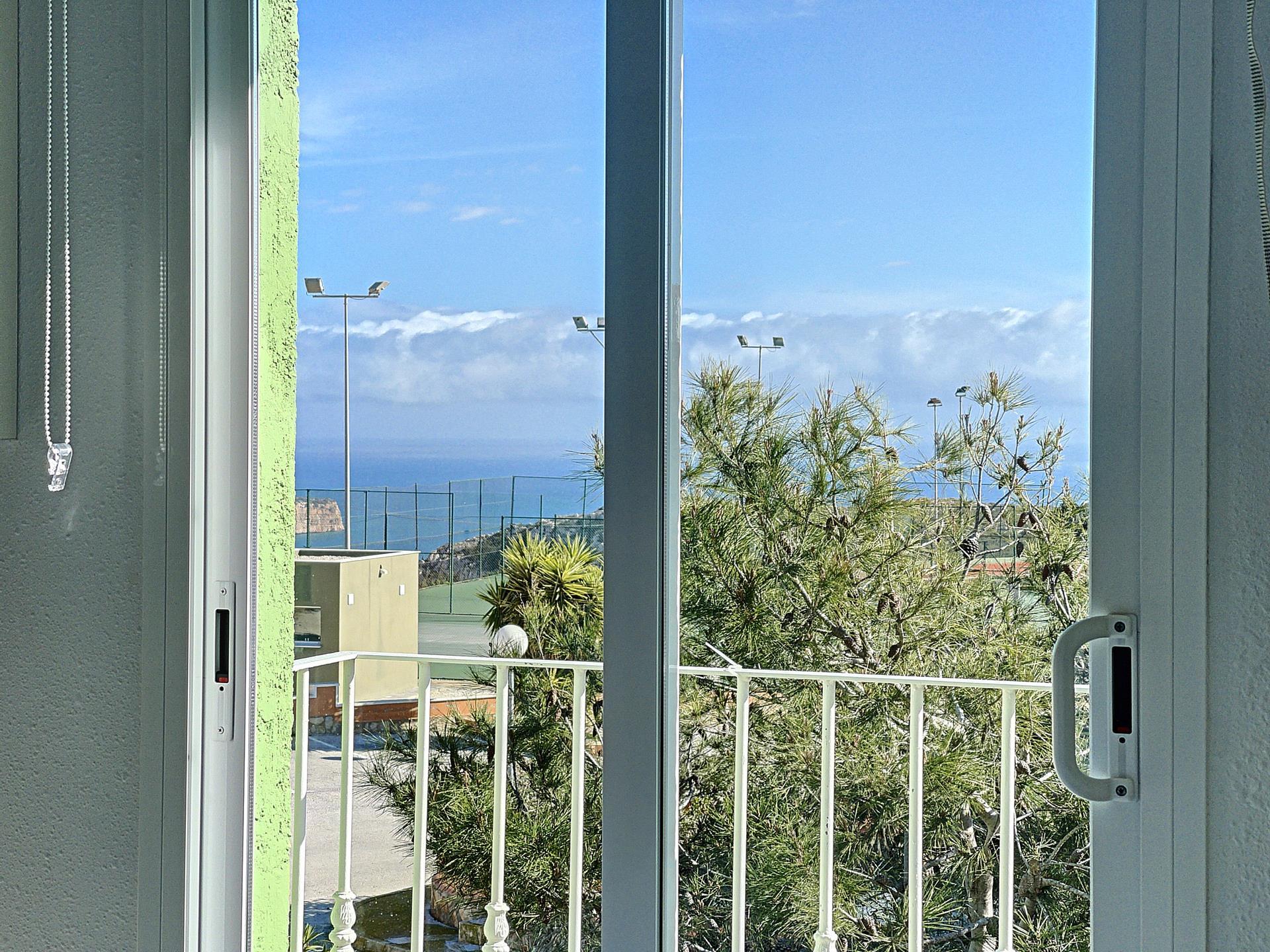 Offrant une vue sur la mer, cet appartement dispose d’une terrasse ensoleillée