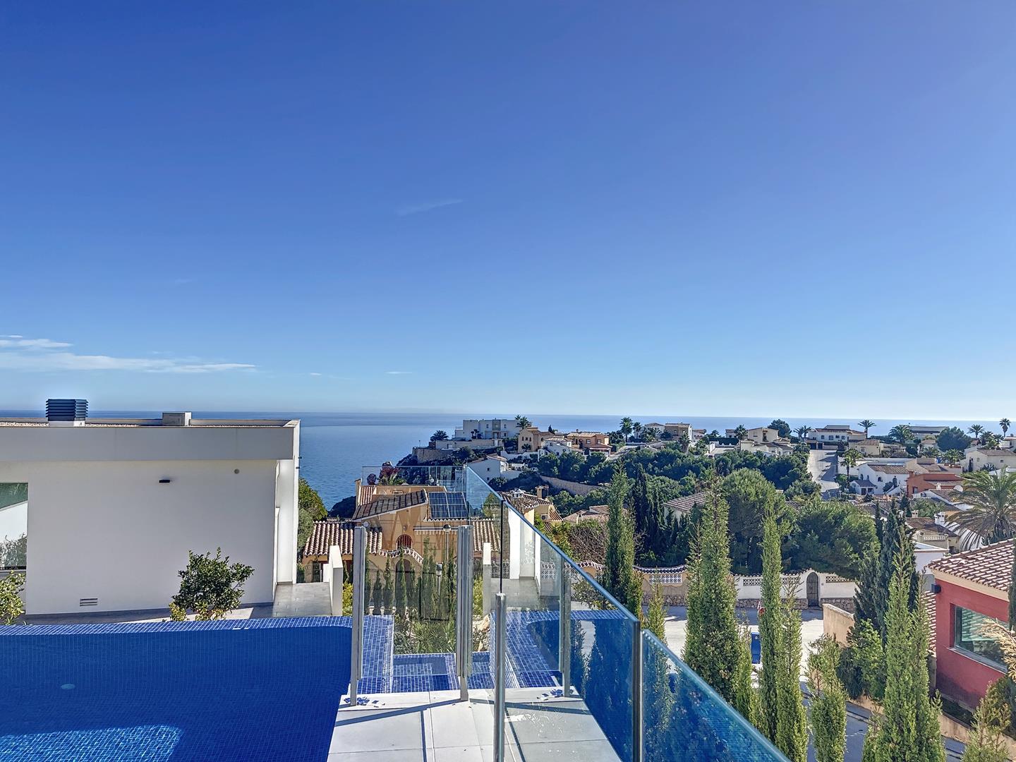 Moderne Villa mit Meerblick und privatem Pool