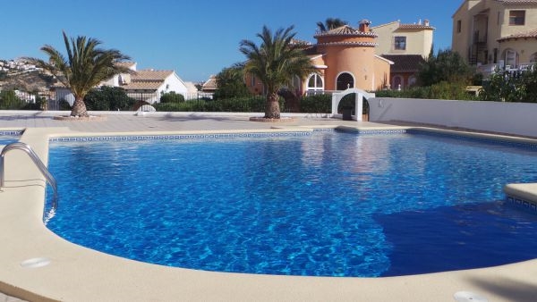 Villa avec piscine commune