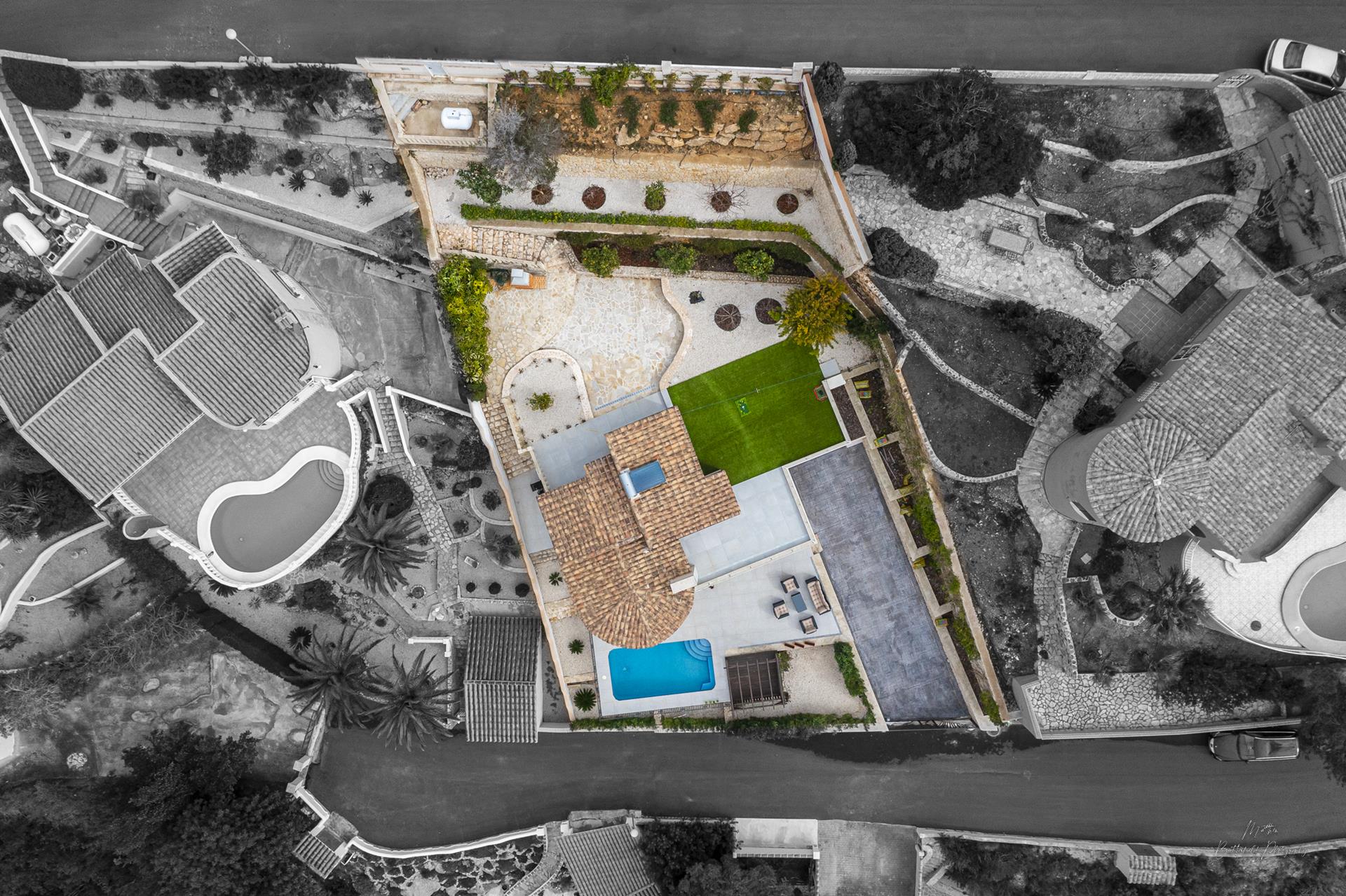 Villa reformada con piscina privada y garaje