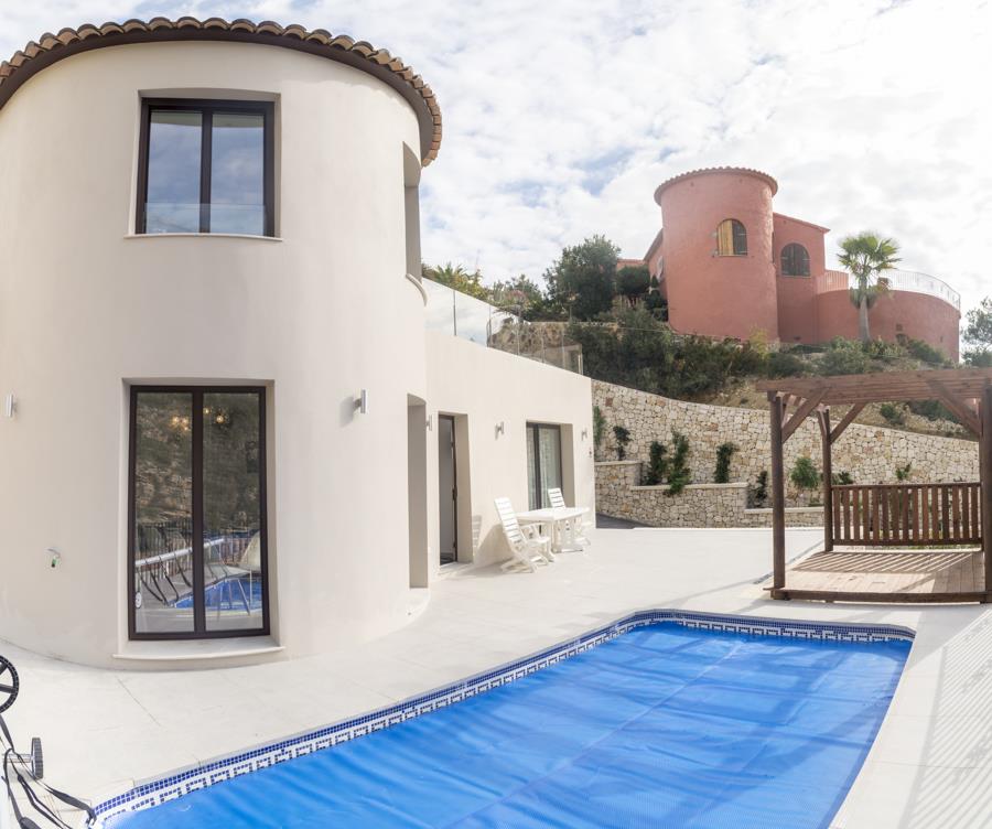 Renovated villa with private pool and garage