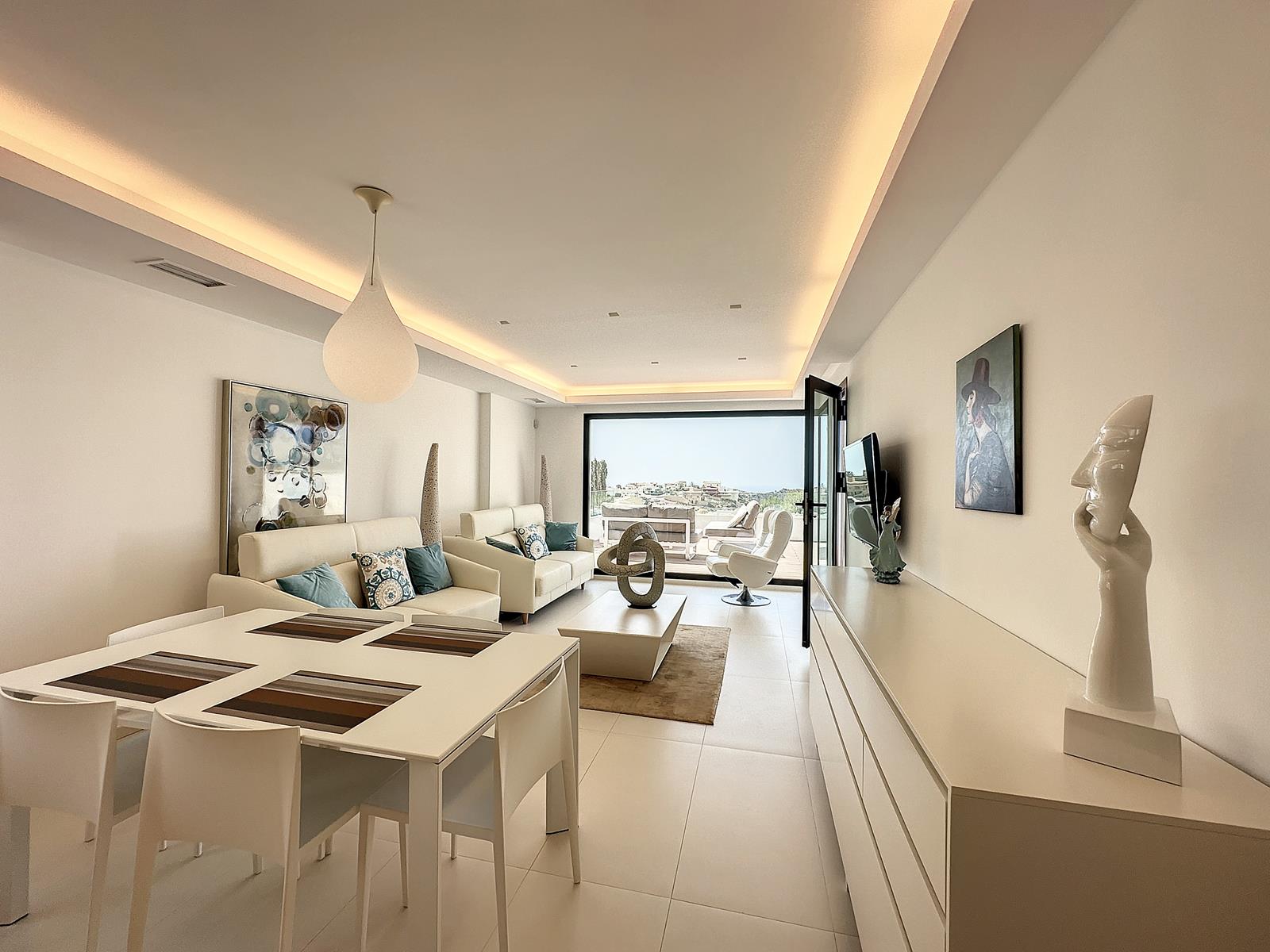 Appartamento di lusso in stile moderno con vista sul mare