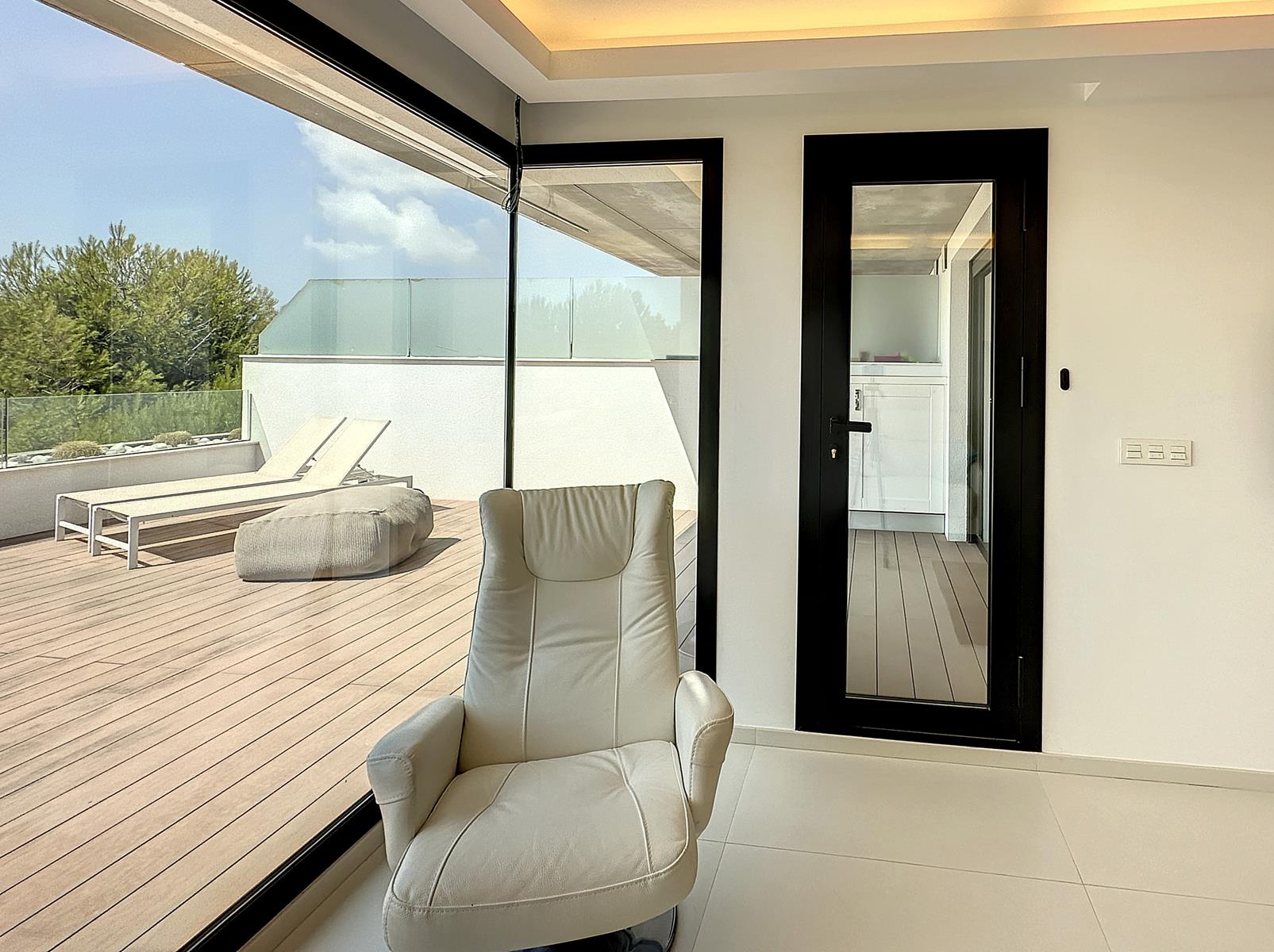 Luxus-Apartment in modernem Stil mit Meerblick