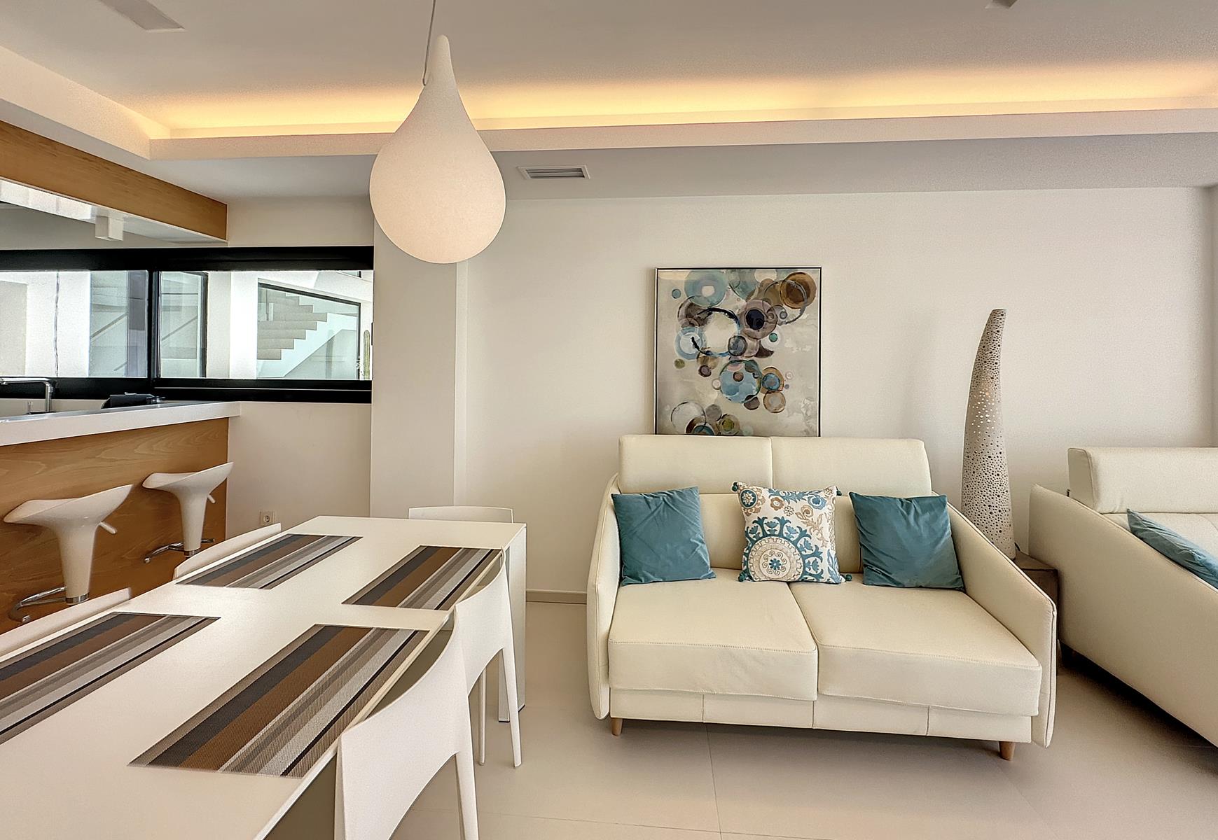 Luxe appartement in moderne stijl met uitzicht op zee