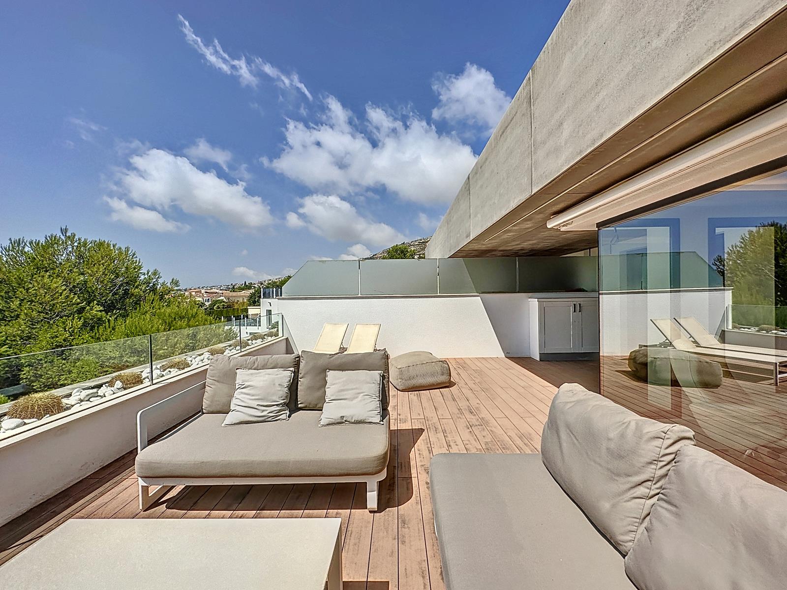 Luxe appartement in moderne stijl met uitzicht op zee