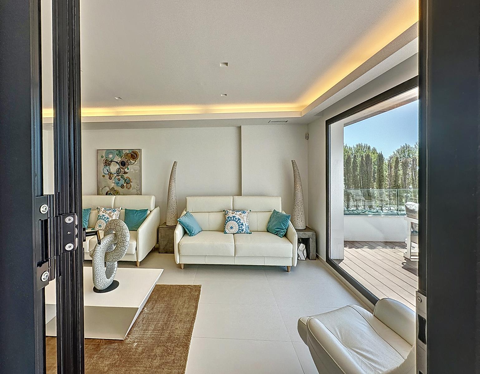 Appartamento di lusso in stile moderno con vista sul mare
