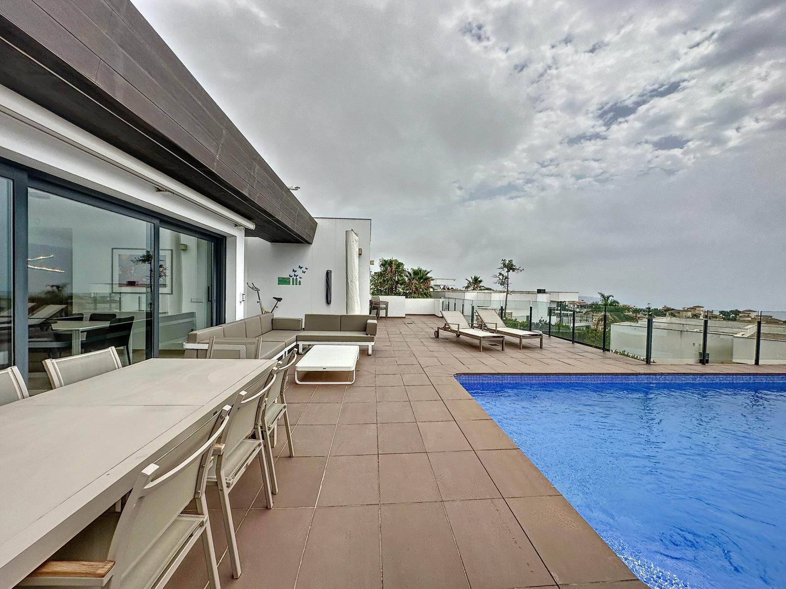 Villa moderna con vista sul mare e piscina privata