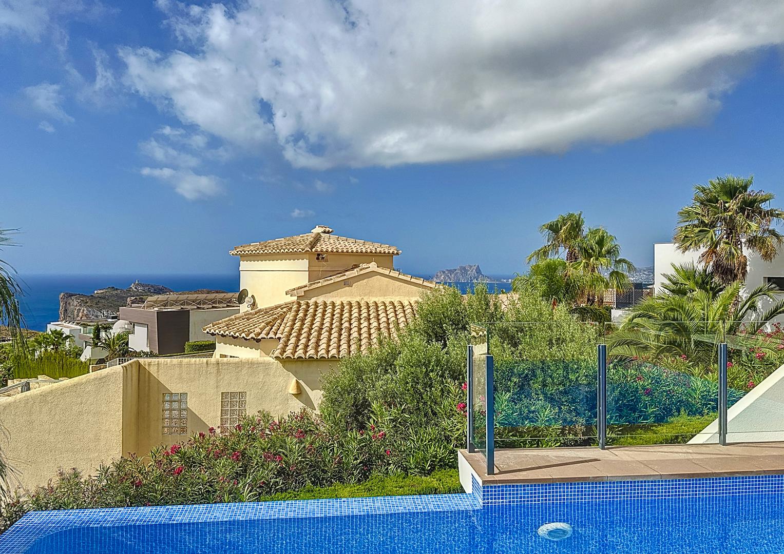 Moderne villa met uitzicht op zee en privé zwembad